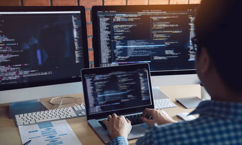 数据科学选型：R与Python如何赋能哈巴河县网站建设？